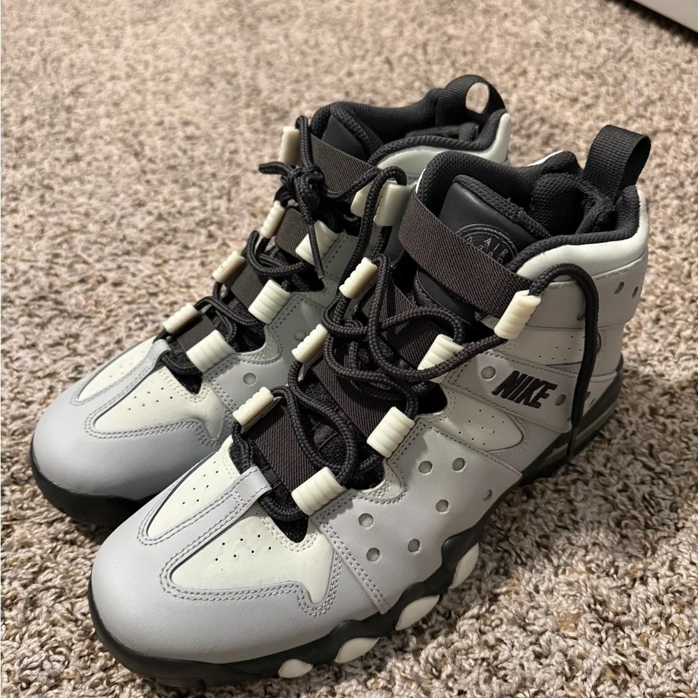 Nike Men’s Black and Gray Shoes - Picture 7 of 10